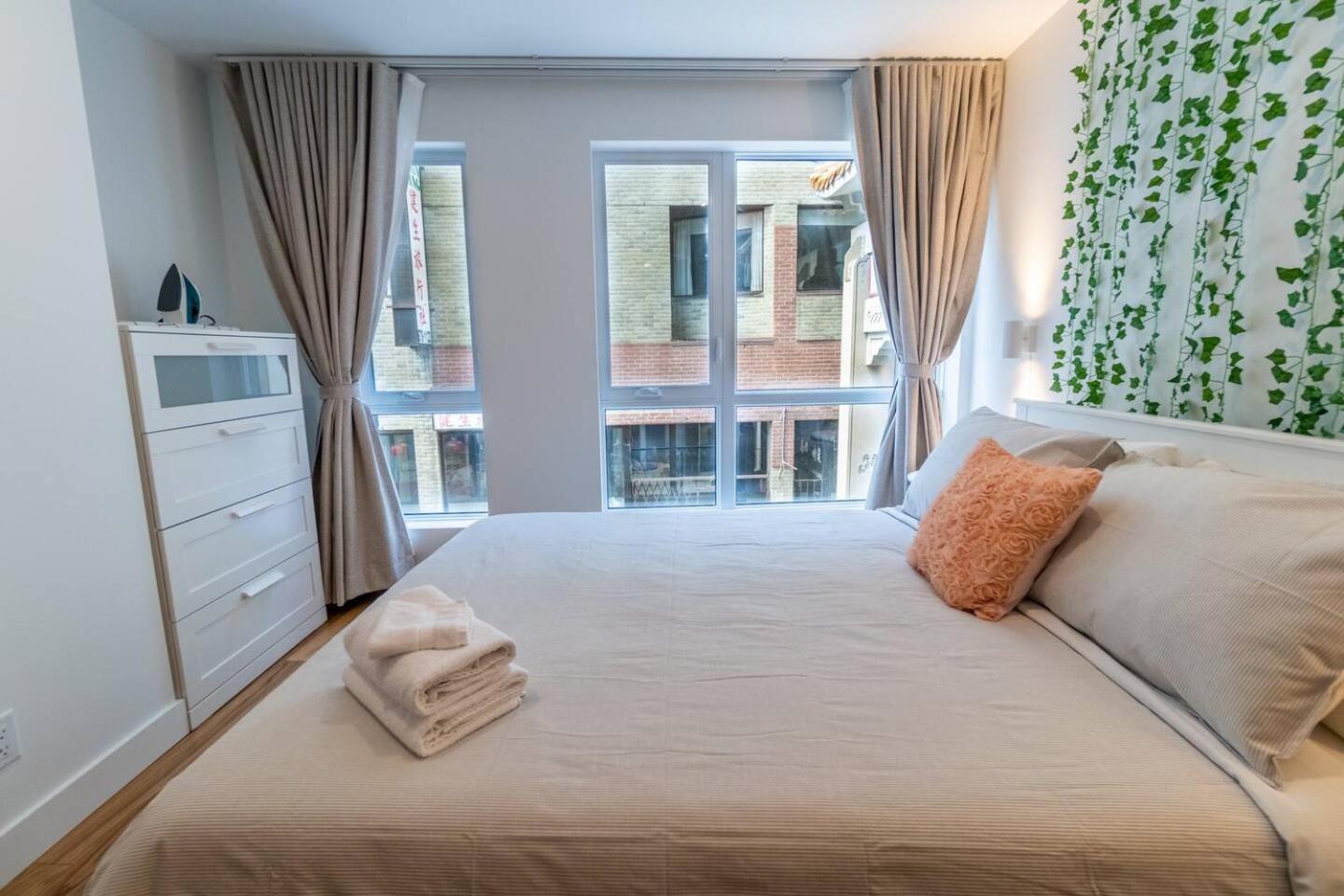 Rozenhaus Montreal Hotel Bagian luar foto